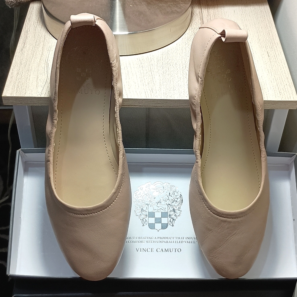 Vince Camuto Nude Flats Size 8 1/2